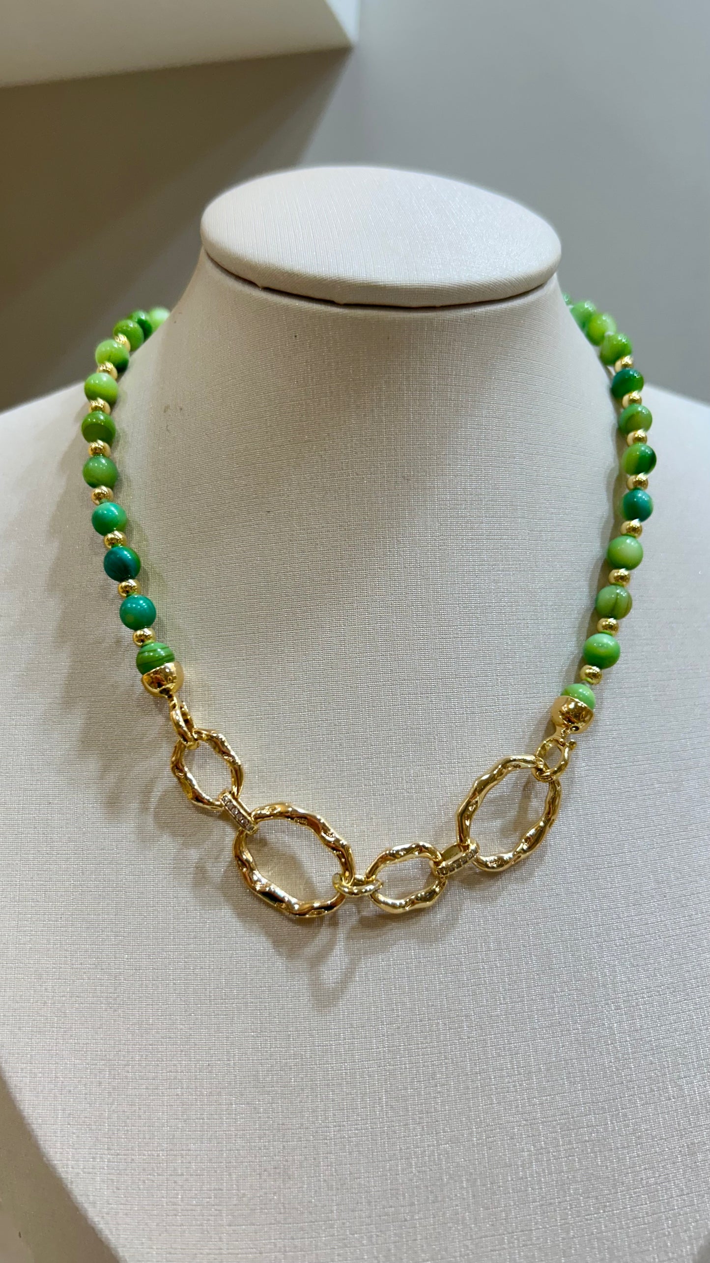 Collar Green Coral Hoops