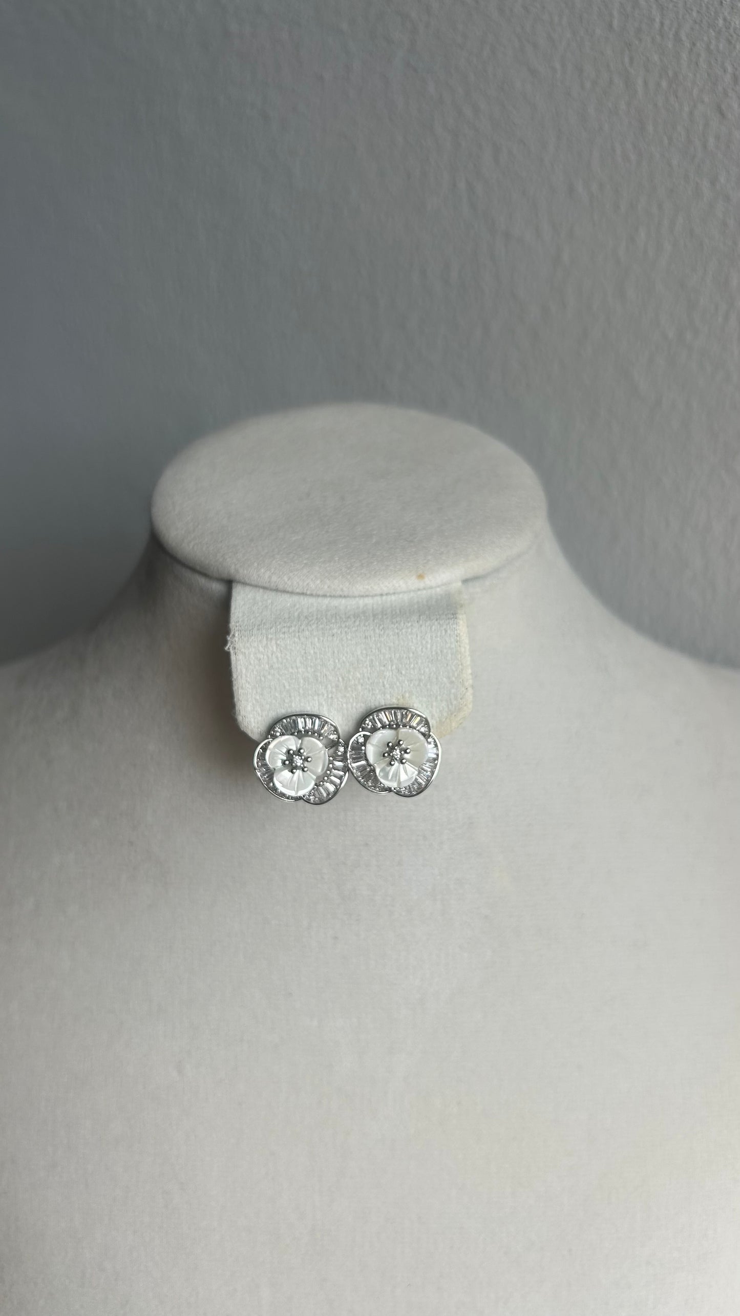 Aretes Small White Flower