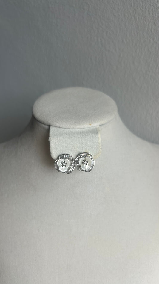 Aretes Small White Flower