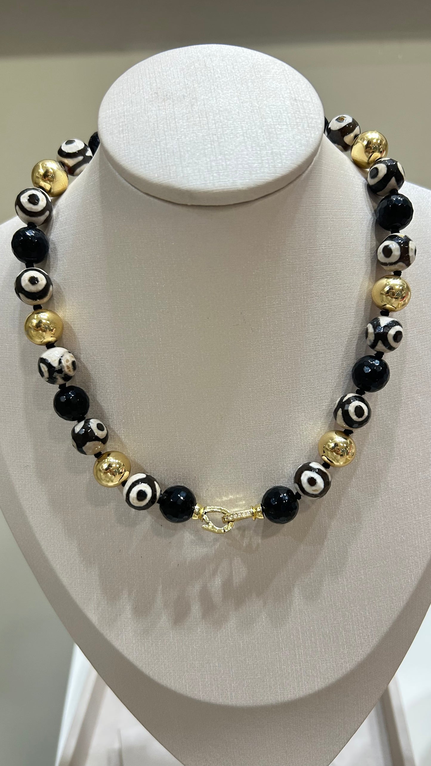 Collar Black & White Bubble Eyes
