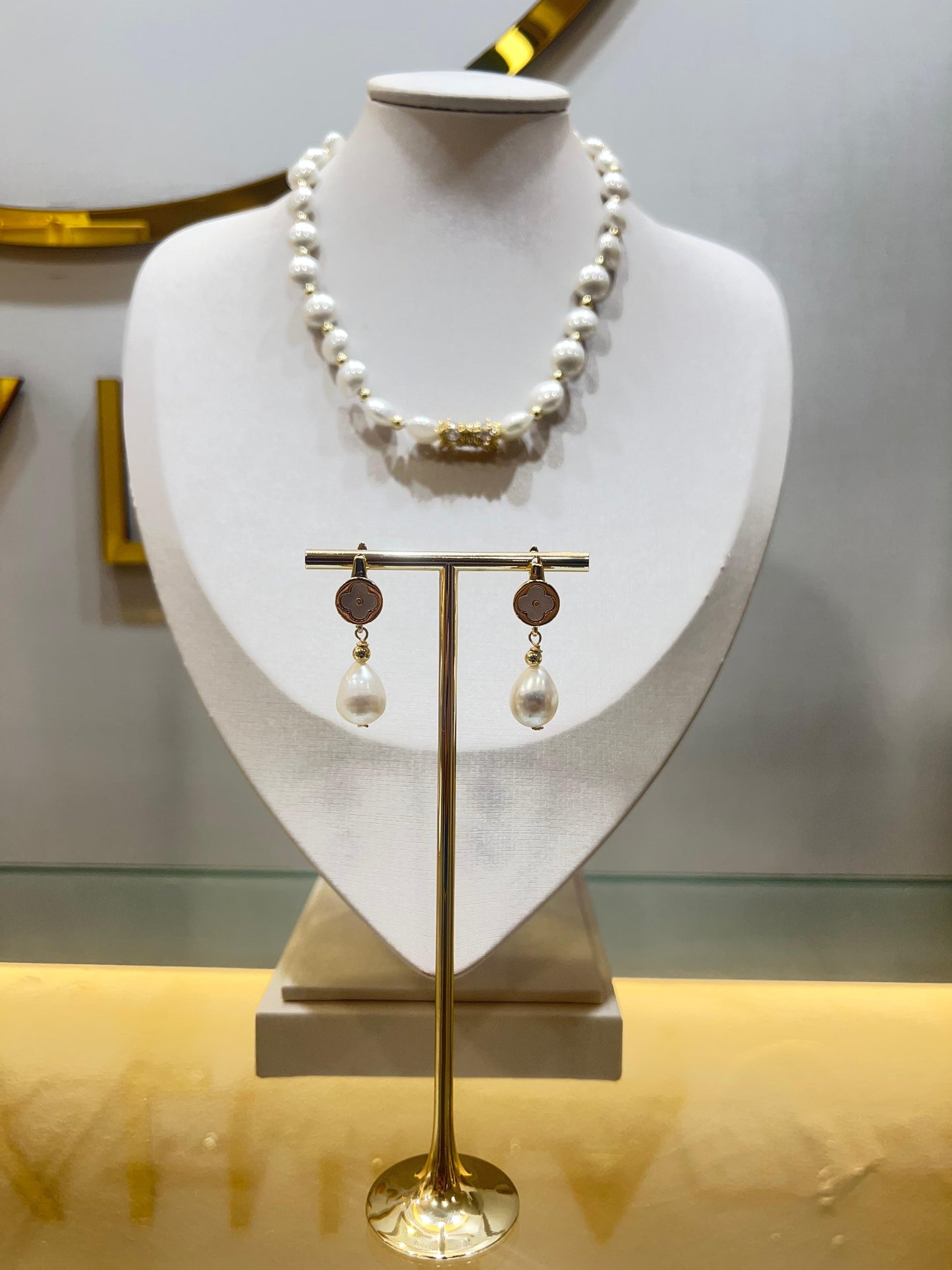Aretes May