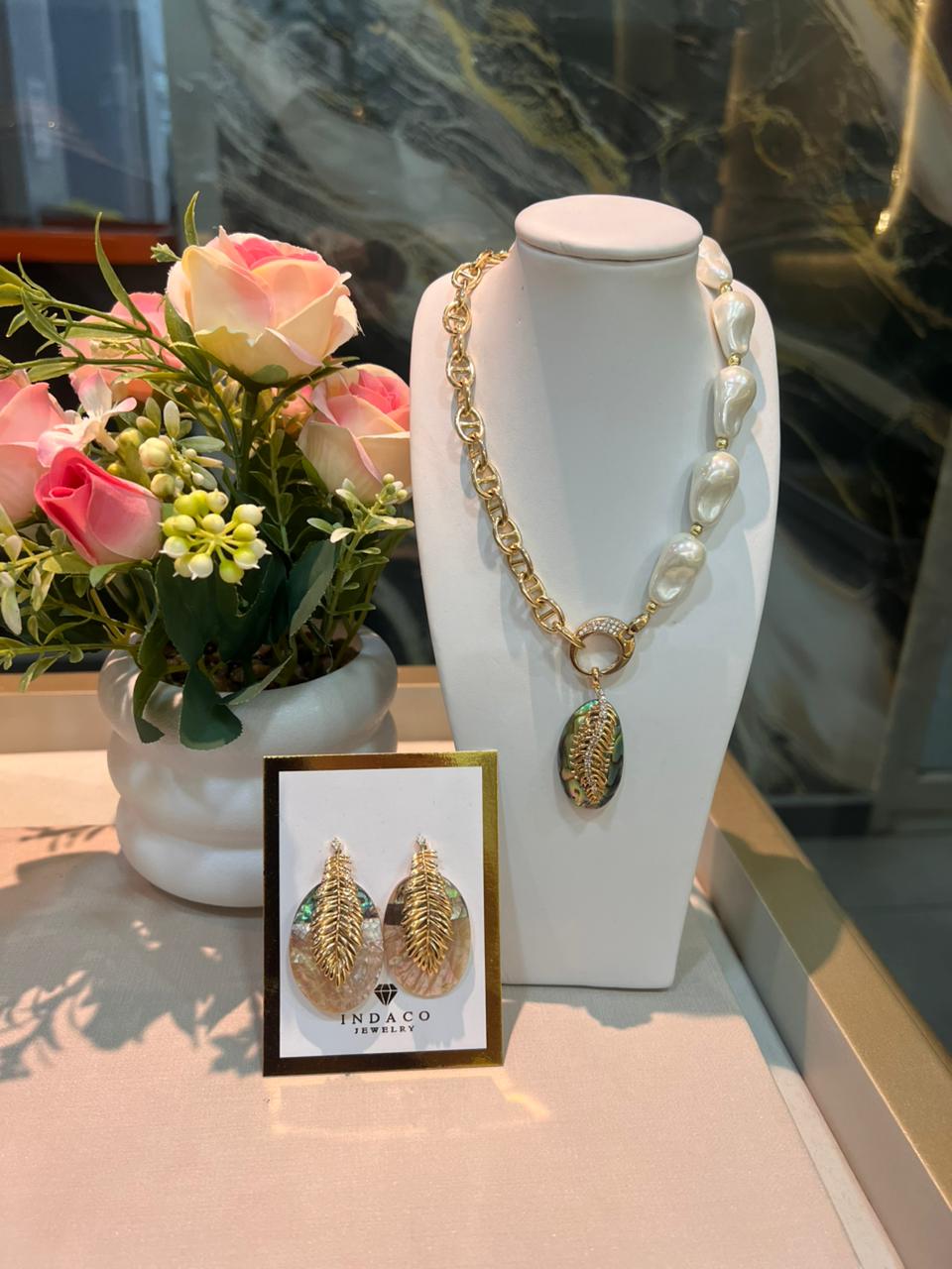 Juego de collar Conention y aretes